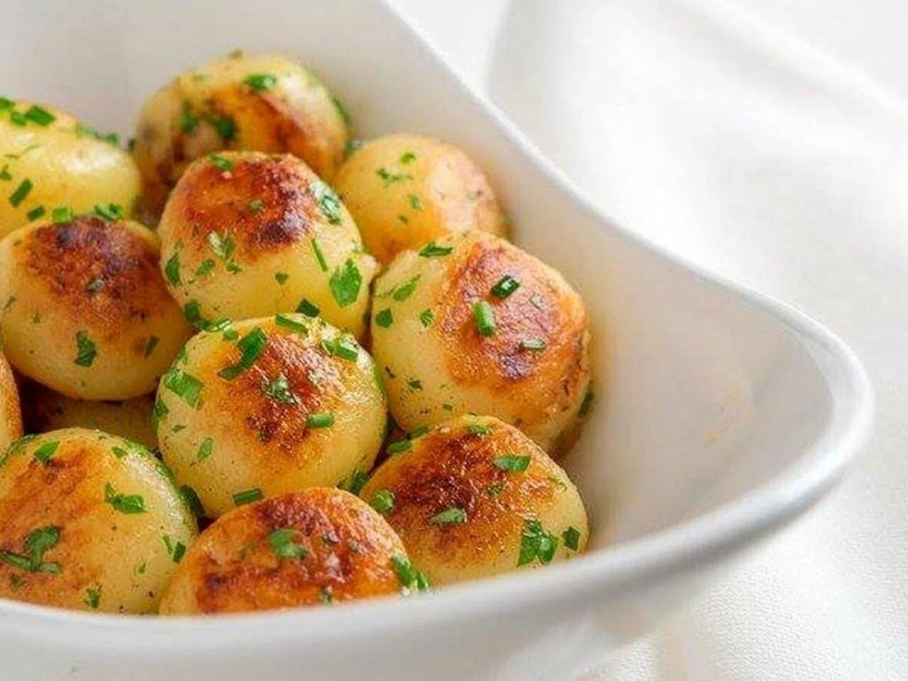 В каких блюдах используют картофель. Блюда из картофеля. Круглая картошка. Праздничный гарнир из картофеля. Отварной картофель в духовке.