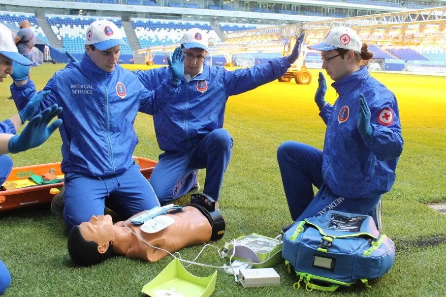 спортивный врач на соревнованиях. футбол медработник. медицина на соревнованиях. соревнования врачей. медики на соревнованиях.