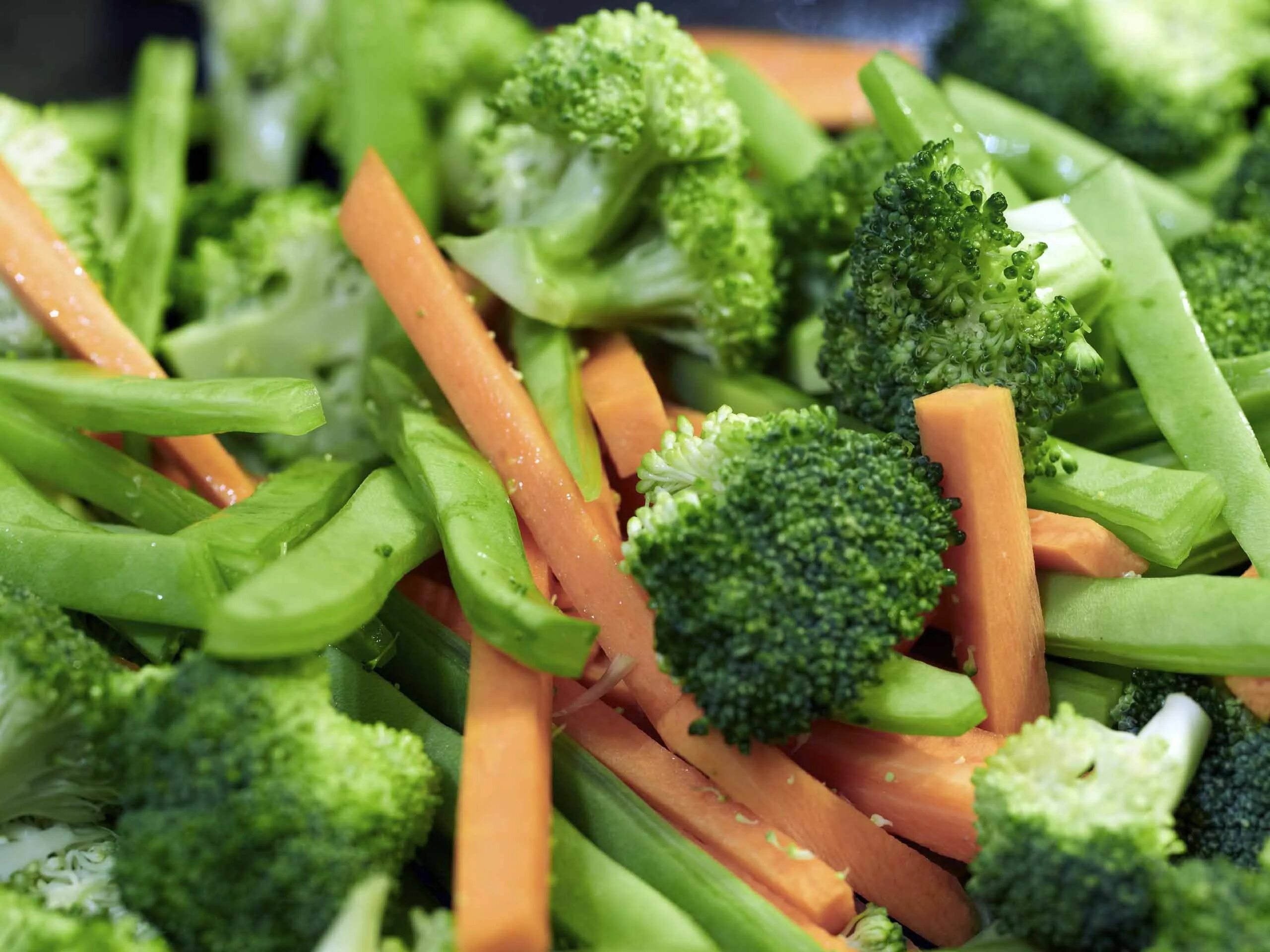 Mixed vegetables. Брокколи с морковью. Свежие брокколи и морковь. Зеленая морковка. Морковь брокколи обед.
