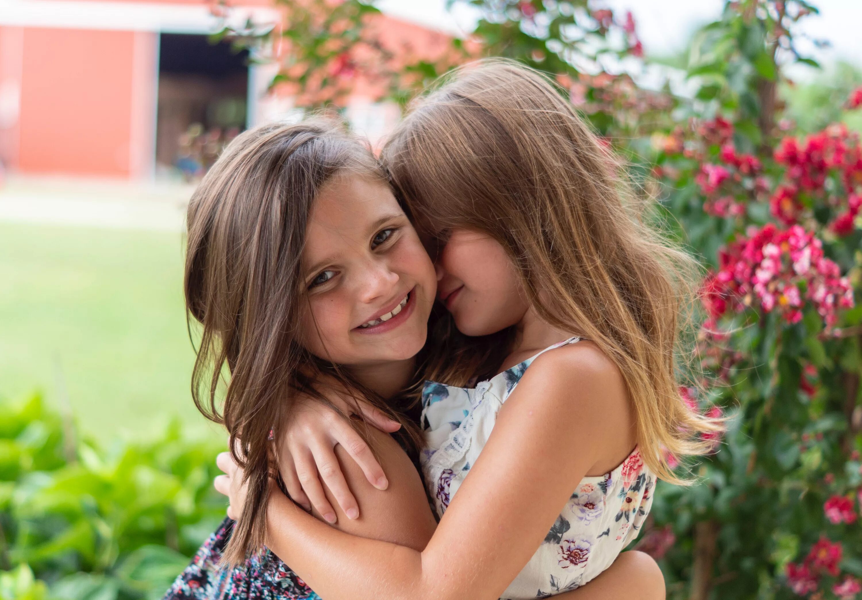 Two sisters old. Две молодые девочки. Молодые девочки лесбияночки. Малыши лесбияночки. Лесби с маленькой девочкой.