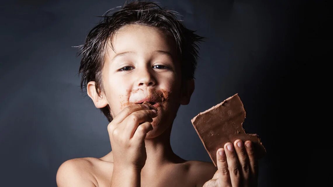 Детям есть конфеты. Мальчик ест шоколад. Ребенок ест шоколад. Мальчик ест шоколадку.
