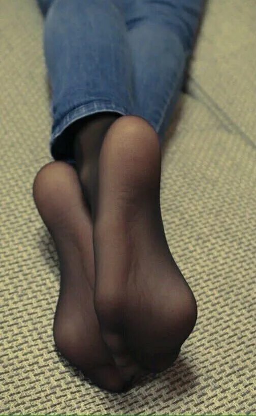 Girls nylon feet. Стопы в черных колготках. В джинсах и колготках. Ноги в джинсах и колготках. Женские ступни в колготках.