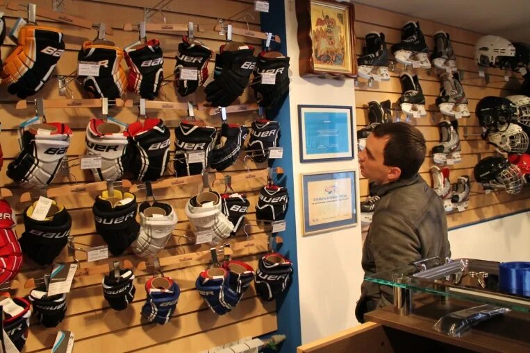 леонспорт хоккейный магазин в москве сокольники. хоккейные перчатки(краги) easton synergy 800. хоккейная экипировка адреса. хоккейный магазин 1905 года. нагрудник хоккейный easton.