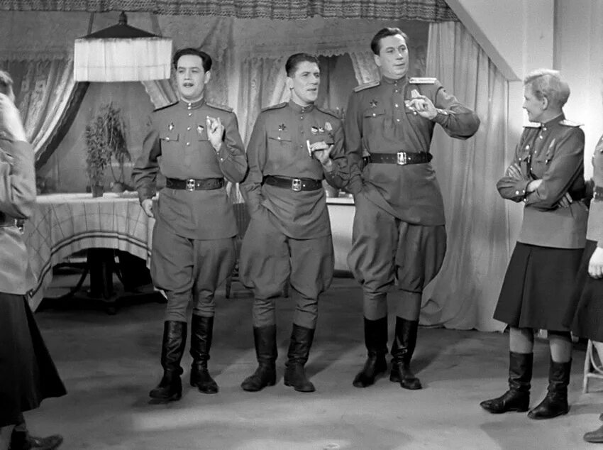 Когда пилотам скажем прямо делать нечего. Текс песни пора в путь дорогу. Однажды вечером слова песни. Однажды вечером вечером вечером текст. Дождливым вечером вечером когда пилотам скажем прямо делать нечего.