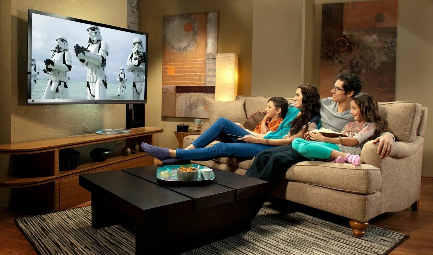Телевизор смотрим футбол. Интерактивное ТВ. Телевизор с интернетом. Приставка для телевизора. Интерактивность в телевидении.