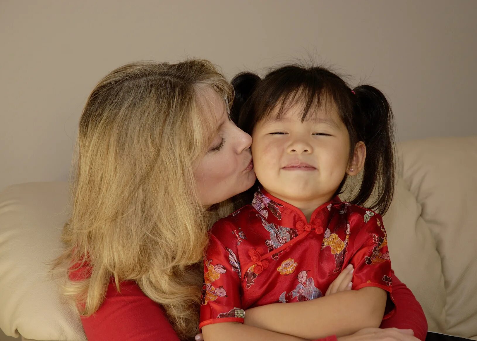 Mums daughters. Одна семья - один ребёнок. Приемная мать. Приёмная мама. Small Families with one chind Chinese.