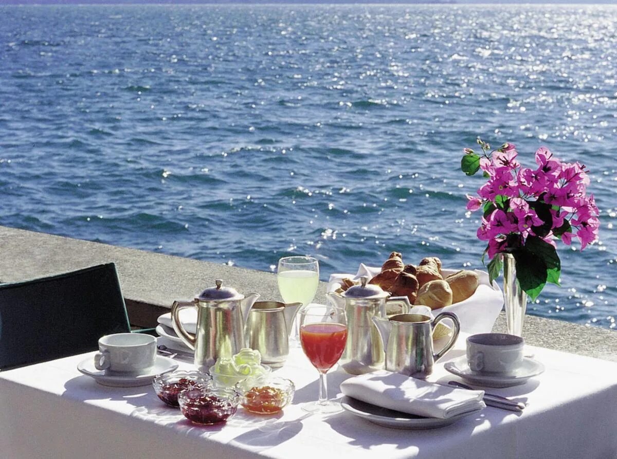 Воскресный день на острове. С добрым утром море. Утро на море. Завтрак у моря. Завтрак с видом на море.