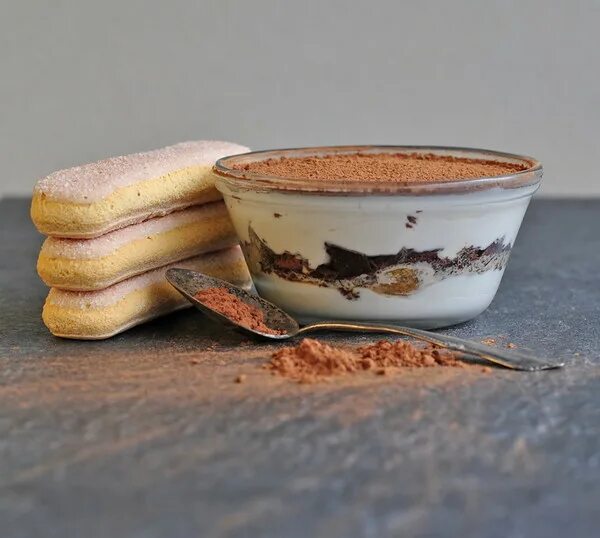 Крем для тирамису со сливками без яиц. Тирамису со сливками и маскарпоне. Тирамису рецепт без яиц. Тирамису без яиц. Тирамису с маскарпоне без яиц.