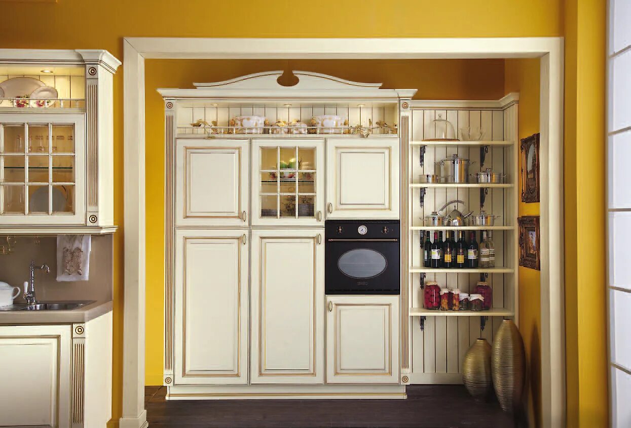 Шкаф для кухни фото. Кухонный шкаф классика. Витрина на кухню в классическом стиле. Шкаф на кухню. Шкафы для кухонного гарнитура.