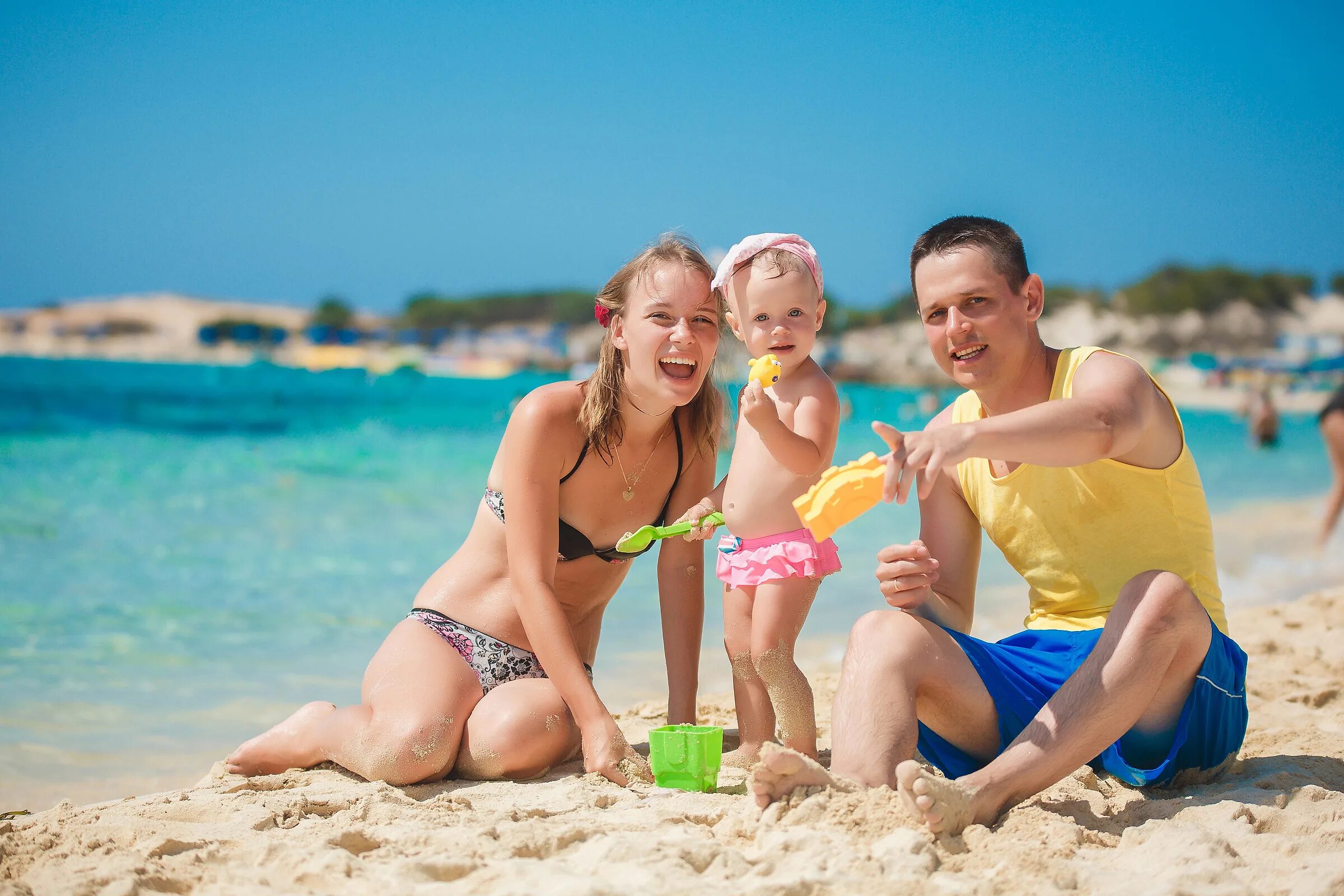 Взр реб. Семья на пляже. Отдыхающие на пляже. Семейная фотосессия на Кипре. Семья на Кипре.
