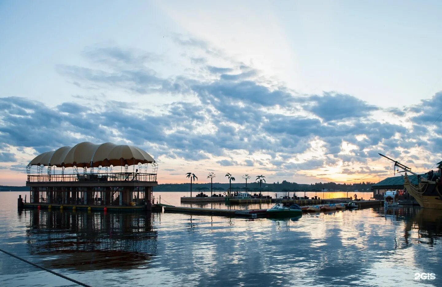 Развлекательный комплекс малибу пироговское водохранилище. Пляж пирогово мытищи малибу. Бухта радости малибу пирогово. Малибу москва. Пляж пирогово мытищи малибу.