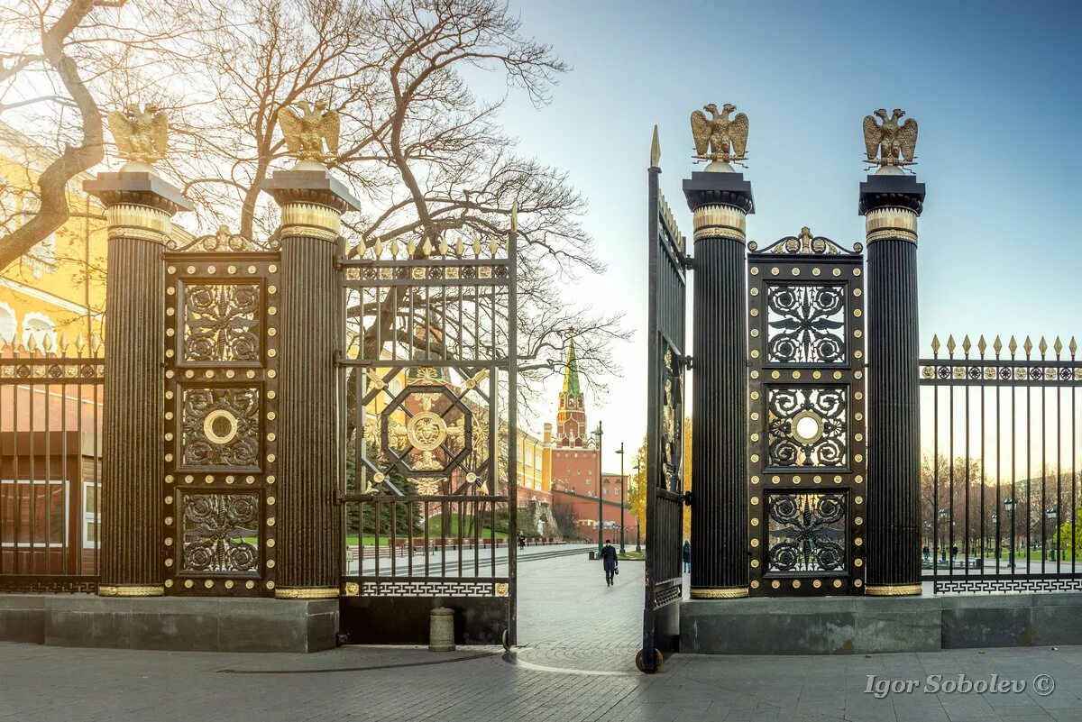 Александровский сад Москва ворота. Александровский сад Москва ограда. Александровский сад чугунные ворота. Чугунные ворота Александровского сада. Через какие ворота можно войти в кремль