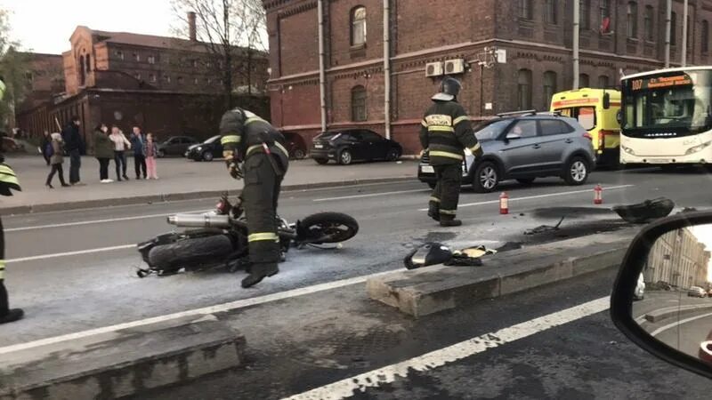 В сочи разбился мотоциклист. Авария на Арсенальной набережной. Авария в Питере на Арсенальной набережной. Авария на Свердловской набережной на мотоцикле. Авария на Арсенальной набережной вчера видео.