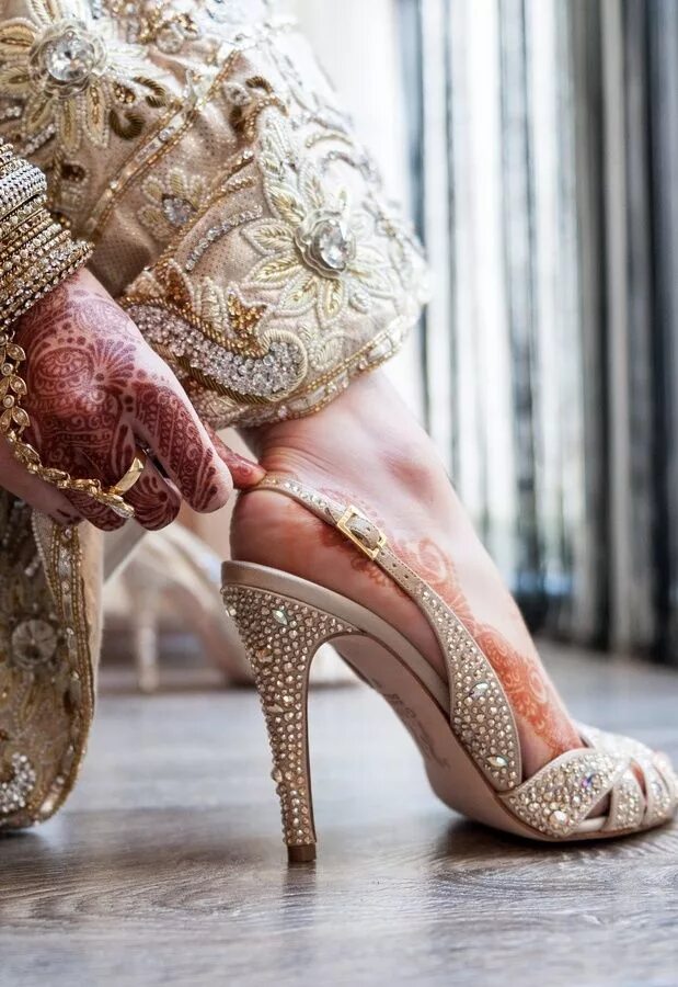 High heels worship. Индийские Свадебные туфли. Ндисуие туфли. Умопомрачительные туфли. Индийский каблук.