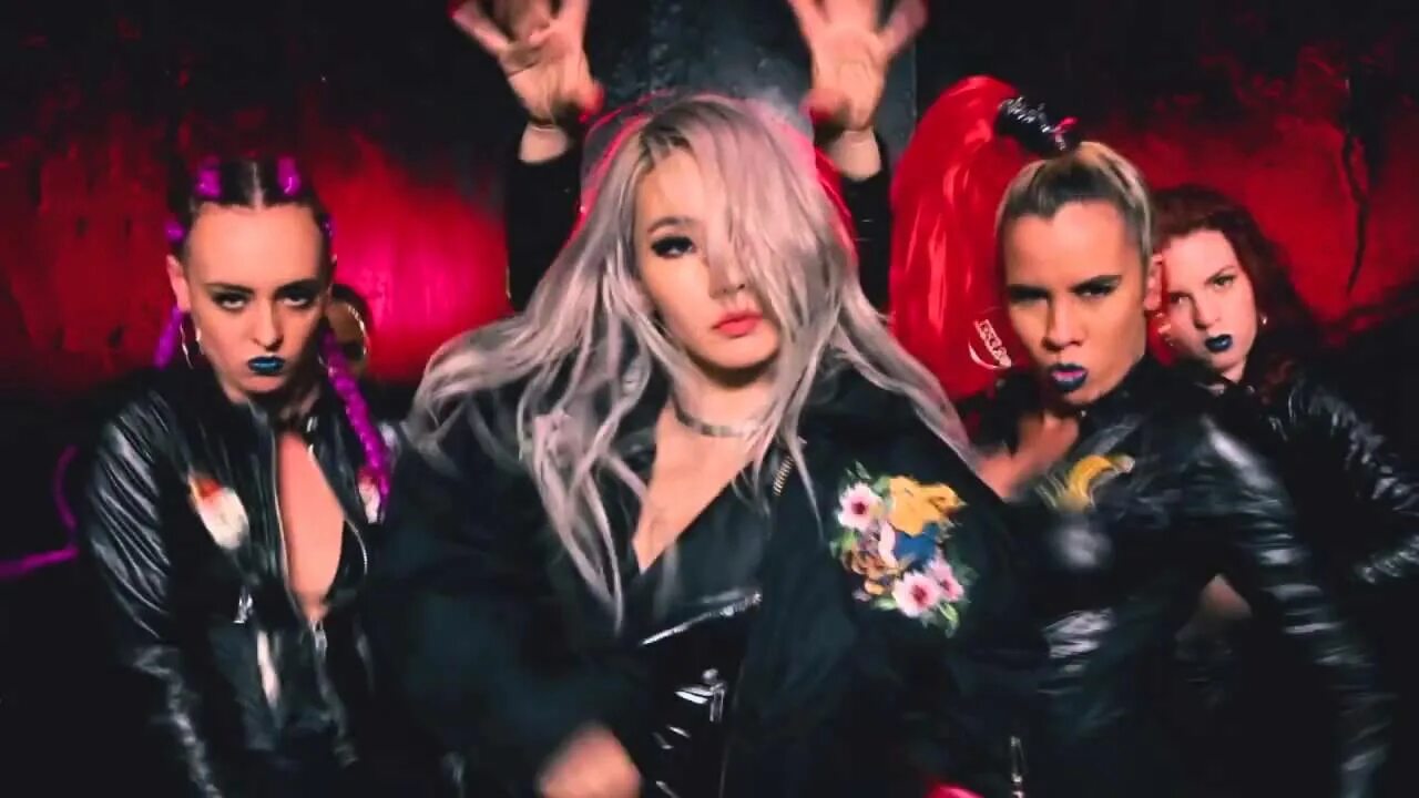 Cl hello bitches. Hello bitches cl. cl hello bithes&#039;s костюм. cl клип похожее. cl hello bitches cover.