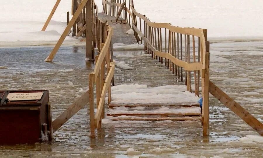 Уровень воды в северной двине. Переправа Архангельск. Пешеходная ледовая переправа Архангельск Кегостров. Кегостров Архангельск. Остров Кего Архангельск.