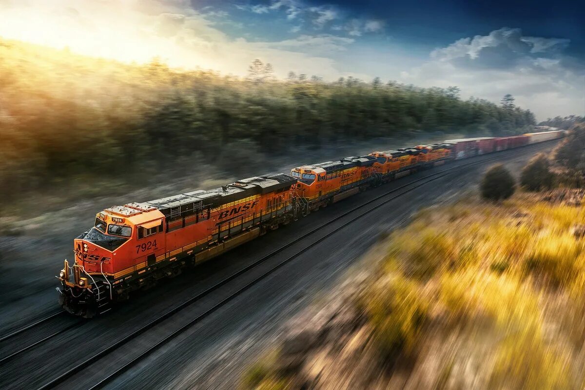 поезд на рельсах. игрушечный американский поезд. поезд в движении. амтрак. красивый поезд.