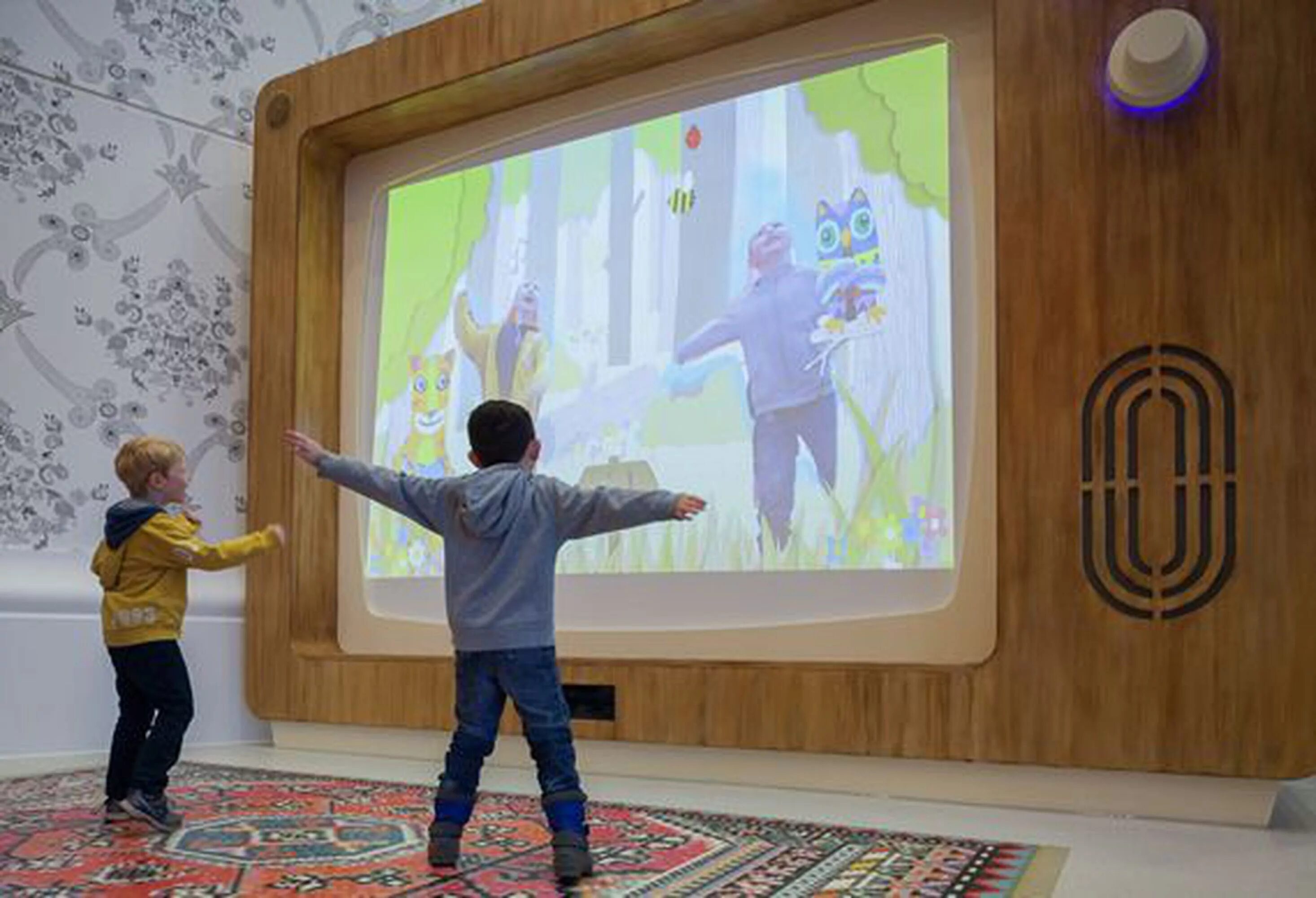 Экран детям. Интерактивная стена для детей. Интерактивная стена в детском саду. Интерактивная игровая стена. Интерактивные стены в школе.