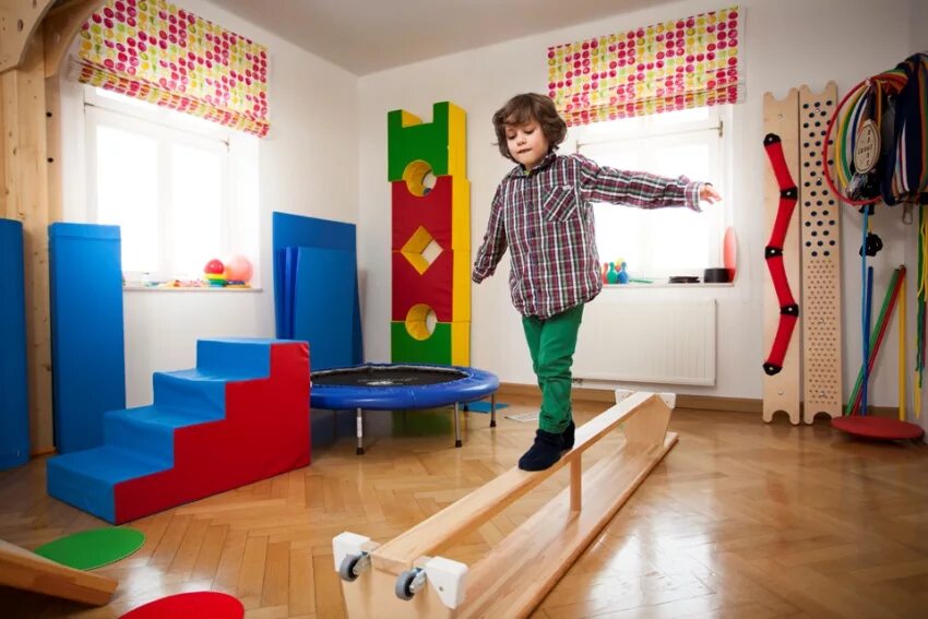 Монтессори среда тодлер. Монтессори комната для детей от 2 лет. Детское развивающее пространство. Организация пространства в детском саду. Предметно – развивающая среда марии монтессори.