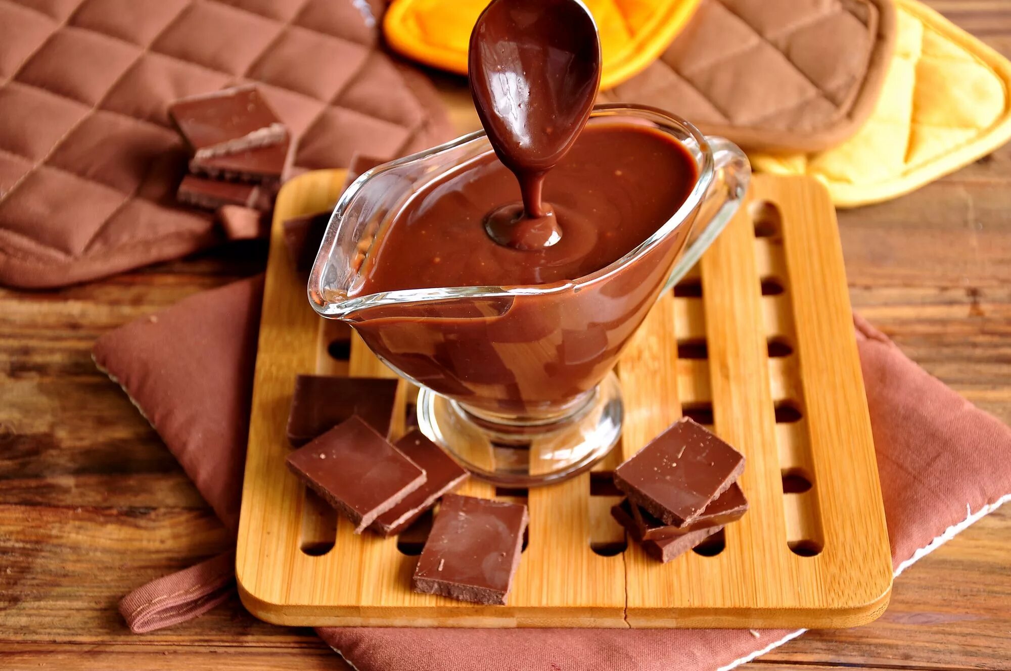 Растопленный шоколад. Шоколадная глазурь. Жидкий шоколад. Шоколад глазурь. Изготовление глазури