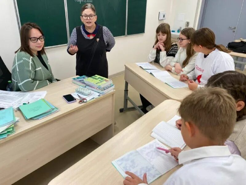 Новая версия школы. Школа 101 ростов-на-дону учителя. Школьная редакция картинка. Русская школа за рубежом. Академический лицей хабаровск.