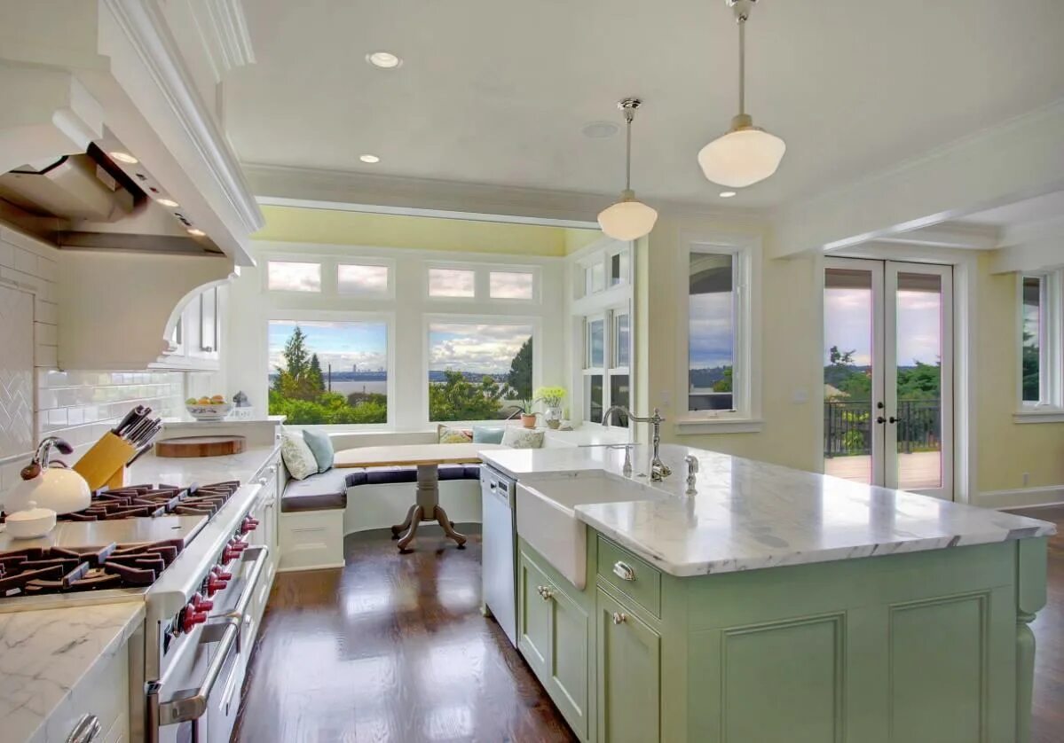 Кухня с островом. Кухня прованс в п44т с эркером. Проходная кухня в частном доме. Планировка кухни в доме. Длинные кухни.