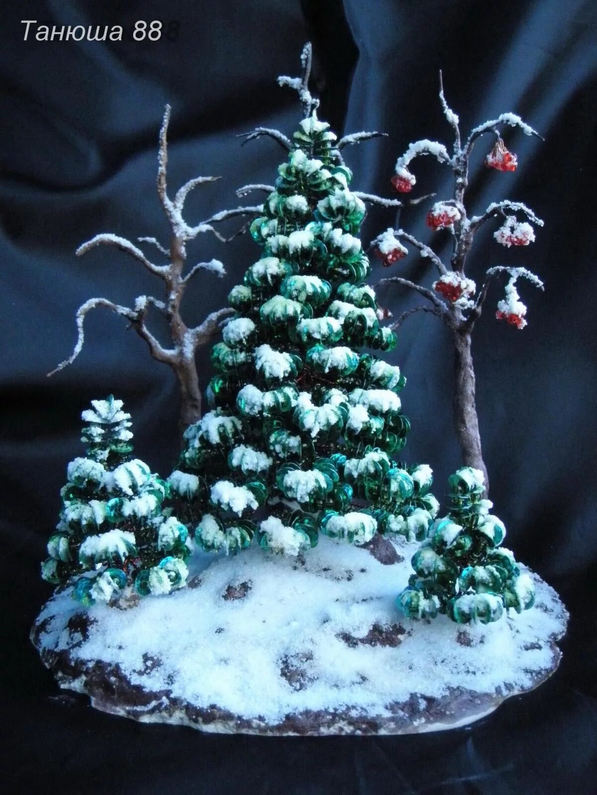 поделка новогодняя композиция. бисероплетение зимних дерева. зимняя композиция из бисера. новогодние композиции из бисера. сказочная зимняя композиция.