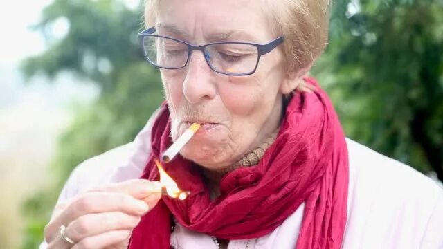 Курение после 50 лет. Лицр курильщика и не курящего. Курение после 50 лет. Пожилая женщина с сигаретой. Лицо курильщика женщины.