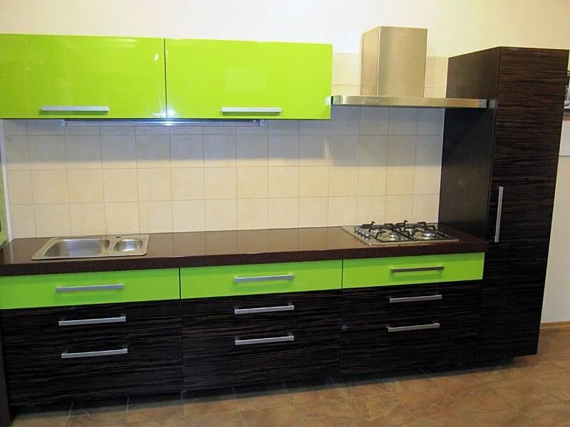 кухня с зелеными фасадами. кухня мдф пленка. кухня мдф пленка пластик. мдф сидак зебрано. кухня из мдф с пленкой кромица.