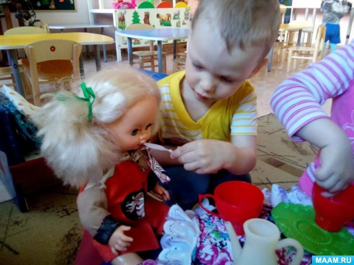 Сюжетно ролевые игры куклой. Куклы в детском саду. Куклы для сюжетных игр. Дети играют в куклы в детском саду. Садик для кукол.