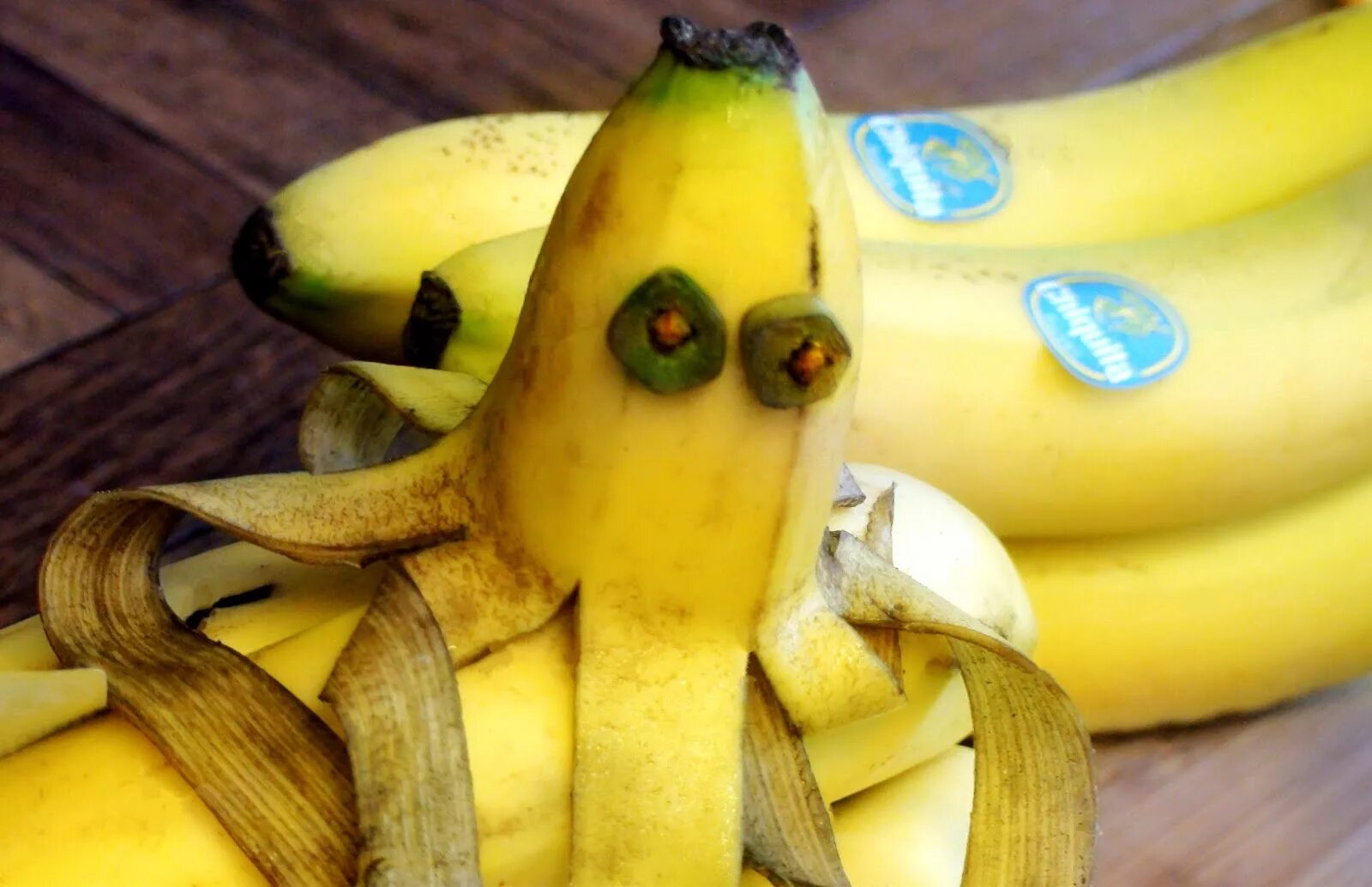 Переспелые бананы что приготовить быстро и вкусно. Поделки из банана. Украшение из банана. Карвинг банан. Поделка банан.