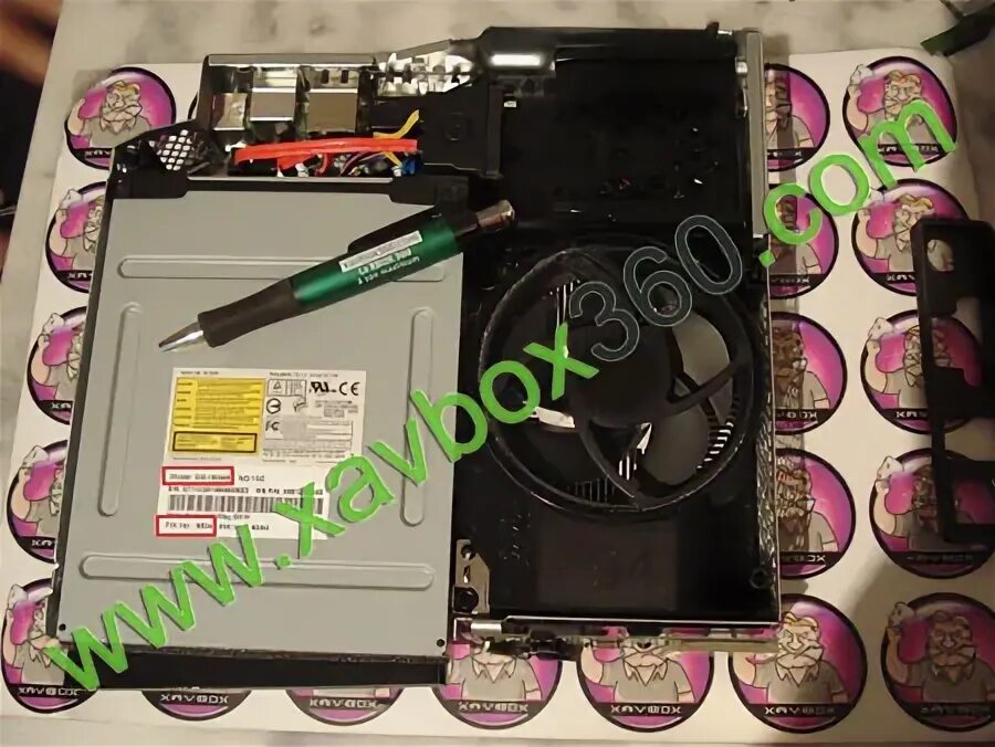 Замена процессора xbox 360 slim undefined. Xbox 360 Slim батарейка BIOS. Кулер Xbox 360 Slim разобранный. Xbox 360 Slim плата в разборе. Xbox 360 пластина Slim.