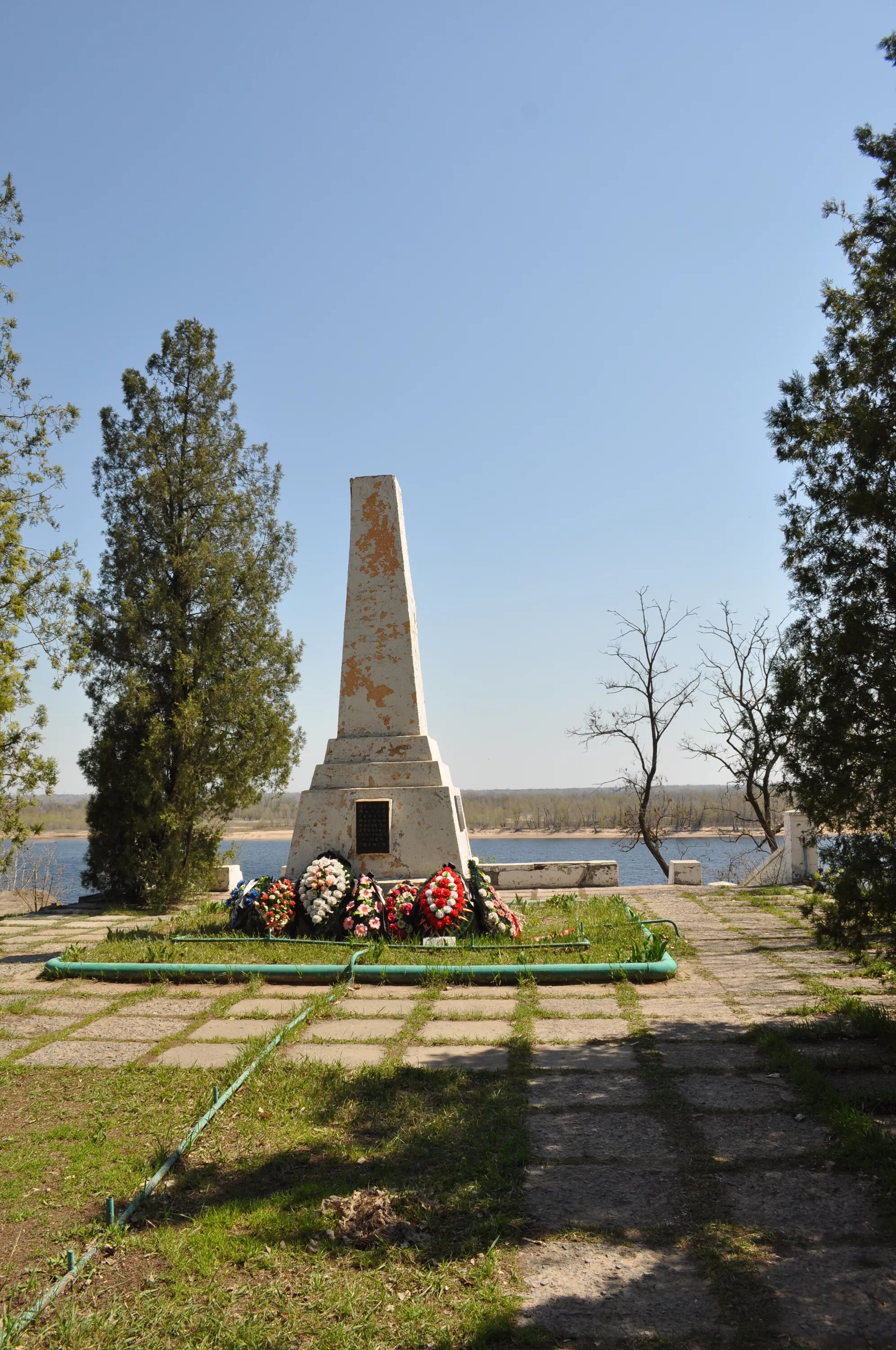 138 сд. Братская могила завод баррикады. Памятник ополченцам Волгоград. 138 Стрелковая дивизия. Криворожский металлургический комбинат Братская могила монумент.