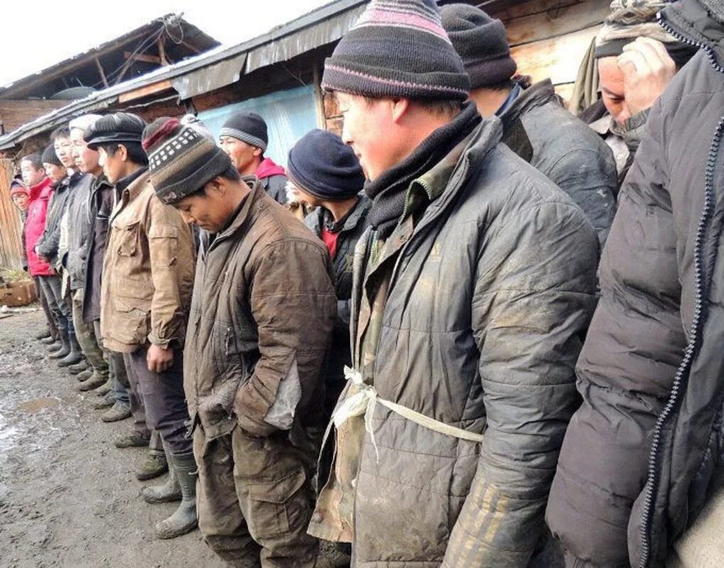 люди работающие нелегально. депортация таджиков. нарушение миграционного законодательства. люди работающие нелегально. люди работающие нелегально.