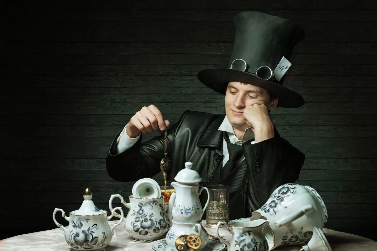 шляпник из алисы в стране чудес чаепитие. алиса чаепитие у шляпника. шляпник пьющий чай. алиса в зазеркалье алиса и шляпник. чаепитие у безумного шляпника.