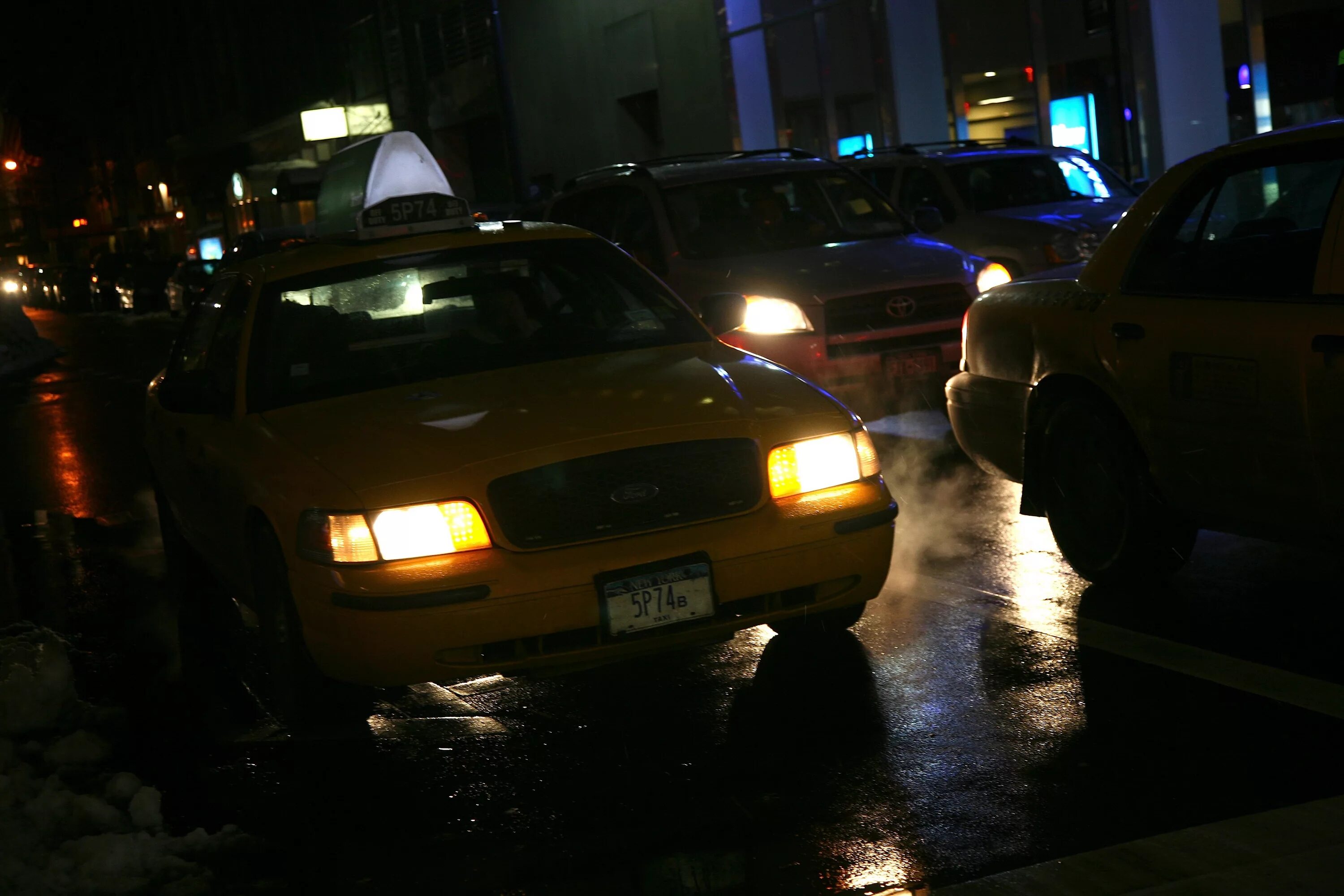Такси ночью. Ночная Москва такси. Таксист ночью. Ночная машина такси. Хоррор такси