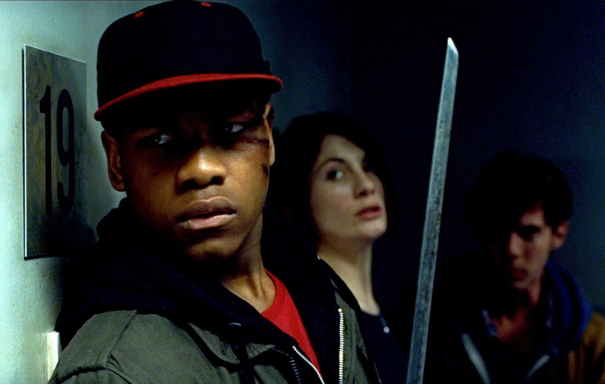 Attack the block. Чужие на районе / attack the block (реж. джо корниш, 2011). чужие на районе джон бойега. мозес фильм чужие на районе. фильм чужой район.