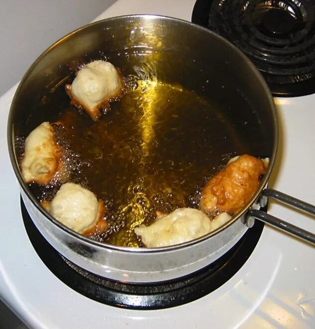 Можно ли жарить на масле. Жарят ли на хлопковом масле. Растопить сливочное масло на сковороде. Жарят ли на хлопковом масле. Растительное масло для приготовления пищи.