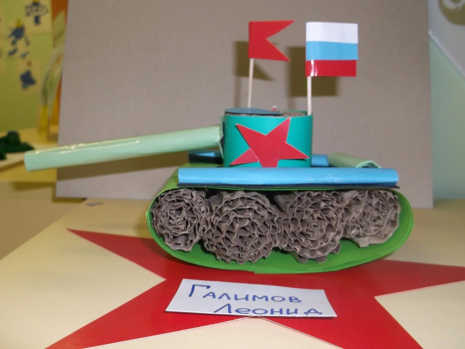 Поделки на 23 февраля. Поделка наша армия сильна в школу. Защитника отечества поделки. Поделка подарок папе на 23 февраля своими руками. Поделки на военную тему.