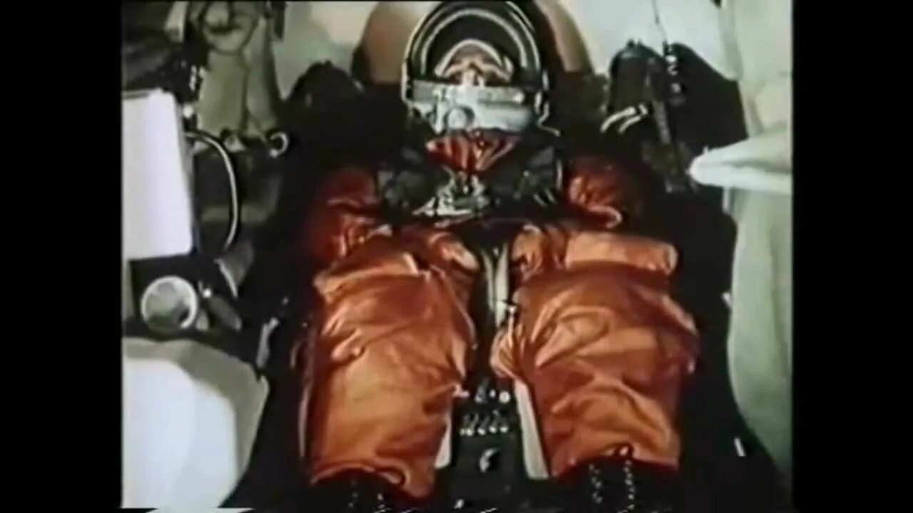 Полет первого в мире космонавта юрия. Космонавт Гагарин приземлился. Космонавт Гагарин 1961 маскарад. Полет Юрия Гагарина в космос. Гагарин прилетел в космос.