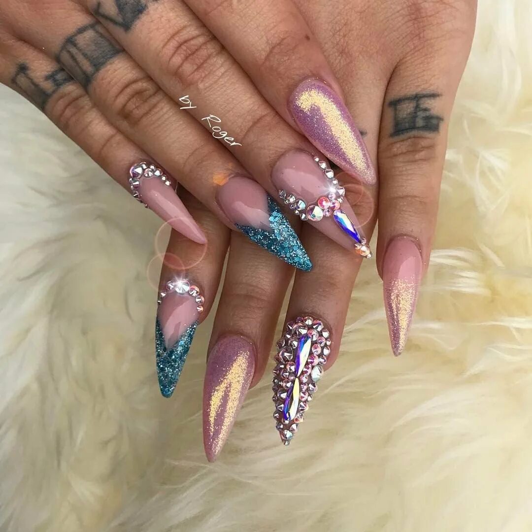 Розовые ногти длинные острые. Острые ногти. Маникюр на длинные острые ногти с блестками. Ногти острые блестящие. Острые ногти с блестками.
