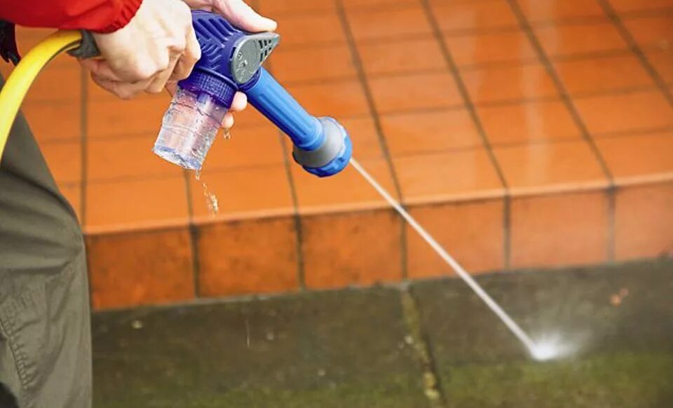 Шланг пропускает воду. Насадка-распылитель воды Water Cannon. Распылитель двухканальный 1/2 для шланга. Ez Jet Water Cannon. Поливалка на шланг.