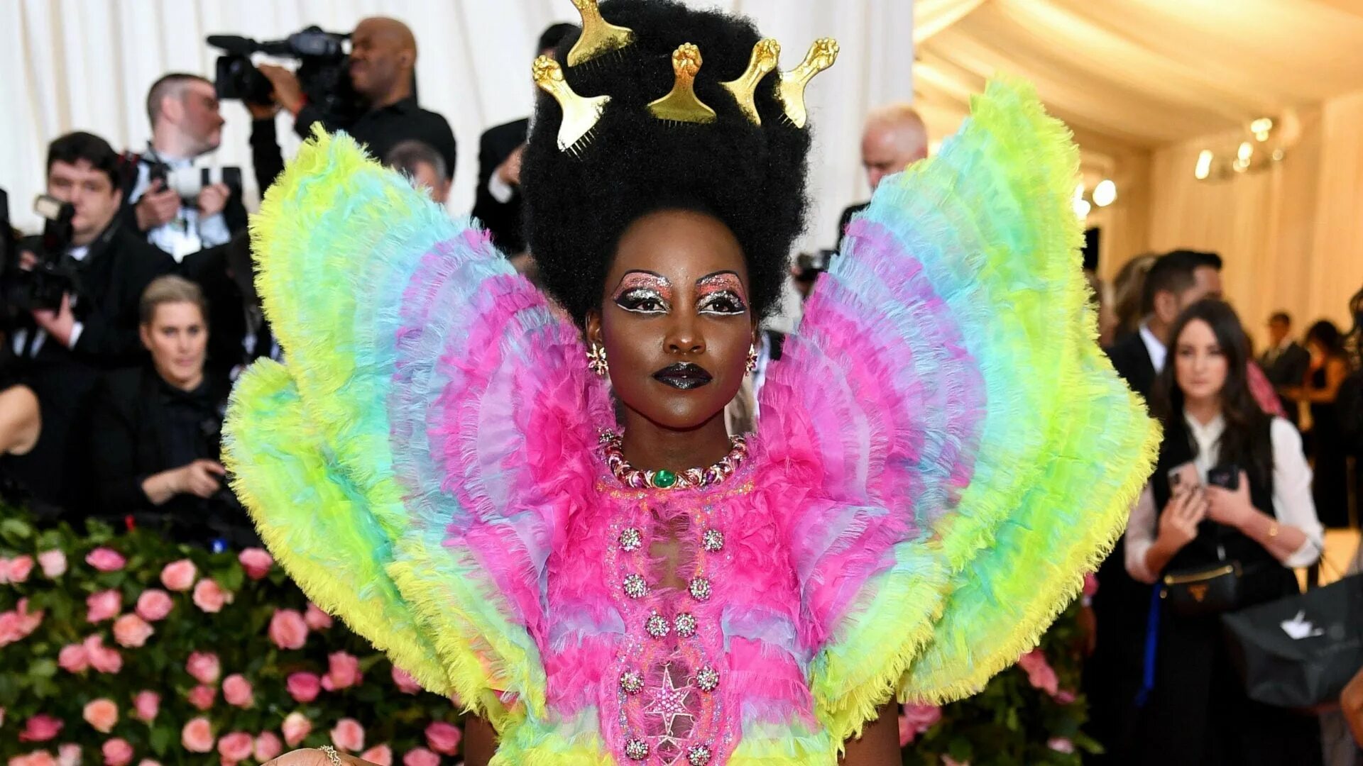 Большой наряд. Бал мет гала 2023. This is crazy. Приянка чопра мет гала 2023. Met gala 2016 мадонна.