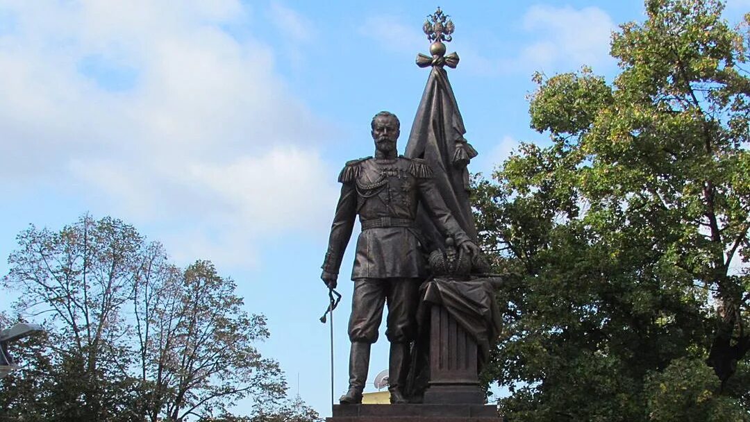 Сербия памятники. Памятник Николаю II (Белград). Памятник Николаю 2 в Сербии. Памятник Николаю второму в Белграде. Сербия памятник русским в Белграде.