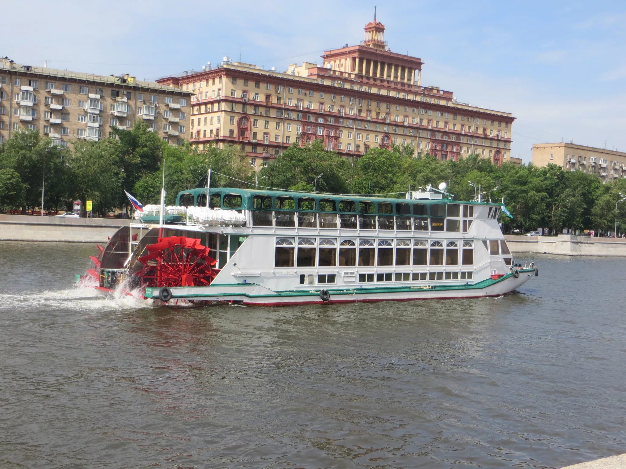 Прогулочный кораблик Москва река. Теплоход Москва река. Речной пароход Москва. Москва кораблик по Москва реке.