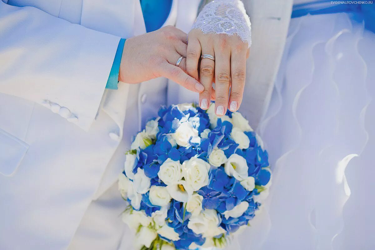 Голубой свадебный. Свадьба в синих цветах. Букет невесты "синяя орхидея". Бело синяя свадьба. Свадьба в голубом цвете.