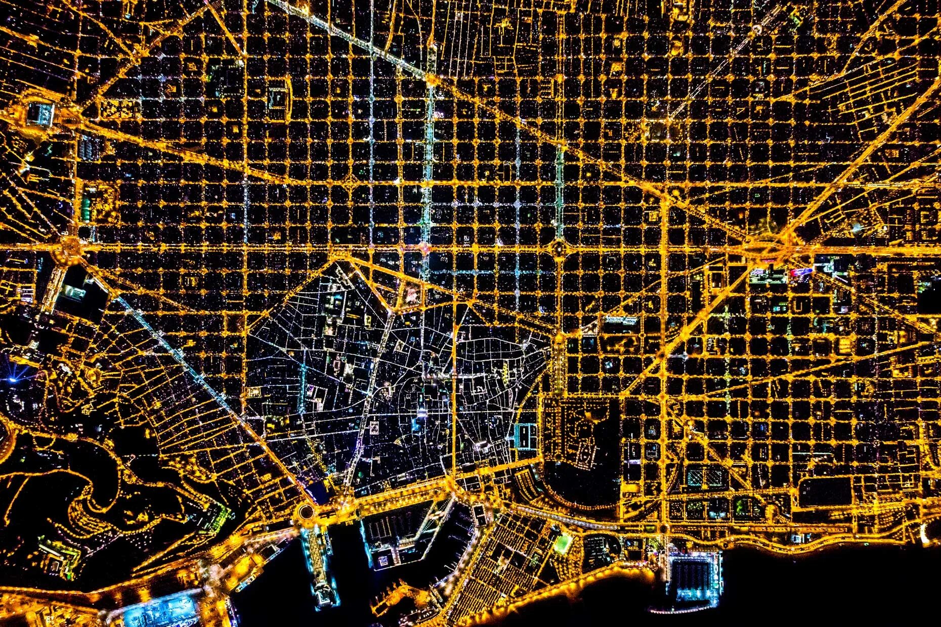 Бит сверху. Ночной город сверху. Барселона вид из космоса. Барселона вид сверху ночью. План города.