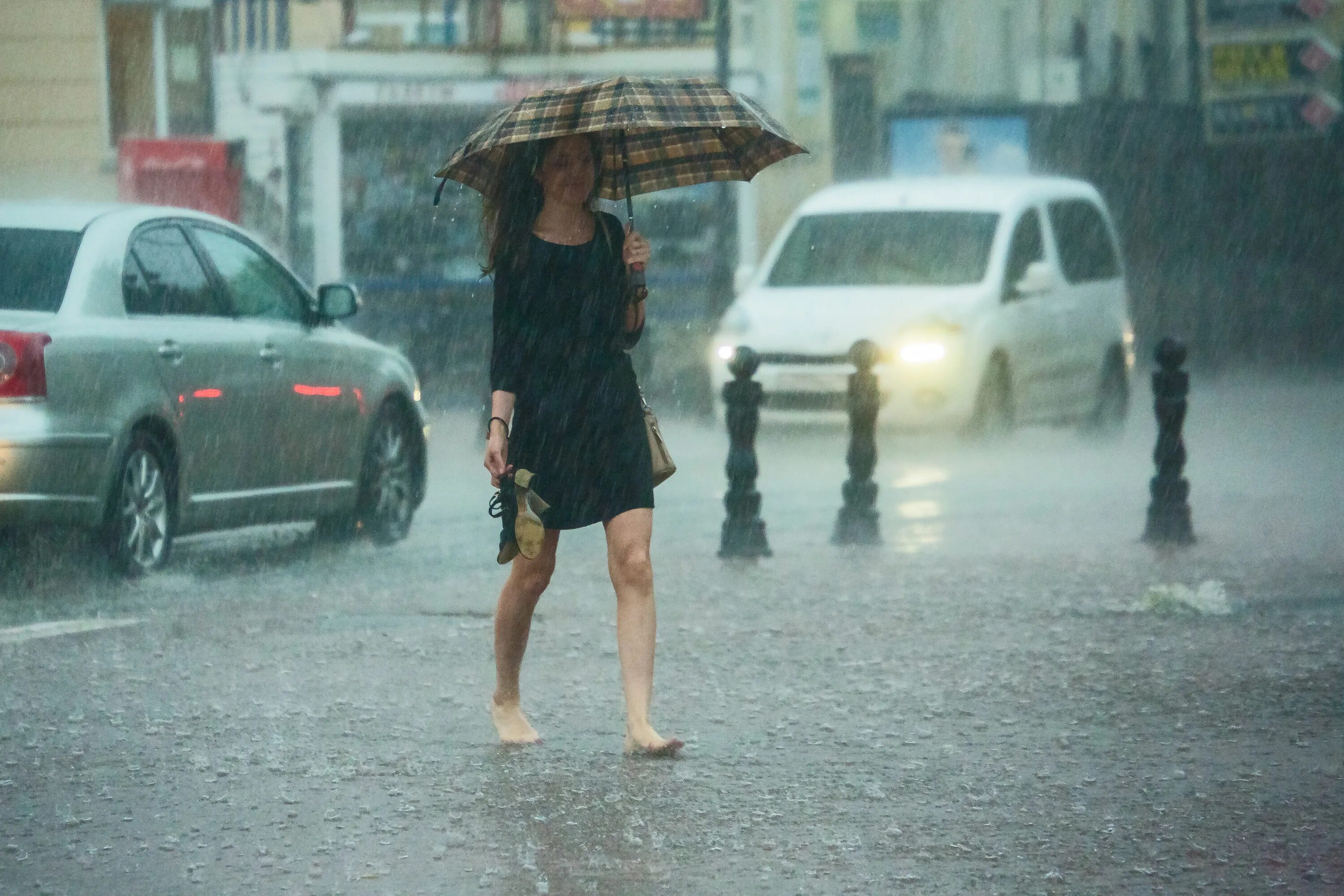 Поможет ли дождь. Девушка под дождем. Люди на улицах под дождем. Девушка под дождем на улице. Босиком в дождь.