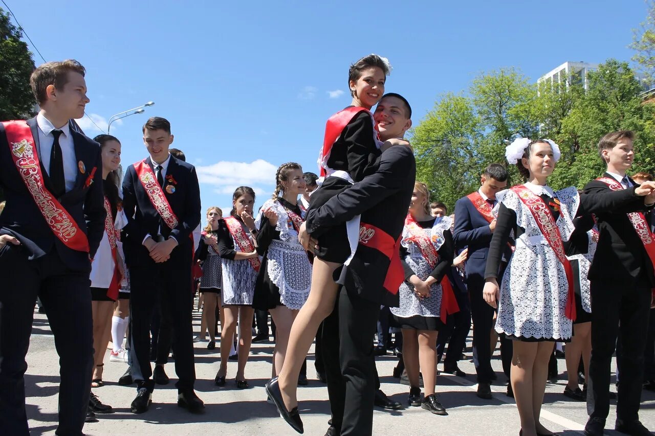 3 ноября 2019 день. Последний звонок в школе 2019. 25 Мая выпускной. Школьная линейка выпускников. Последний звонок выпускники.