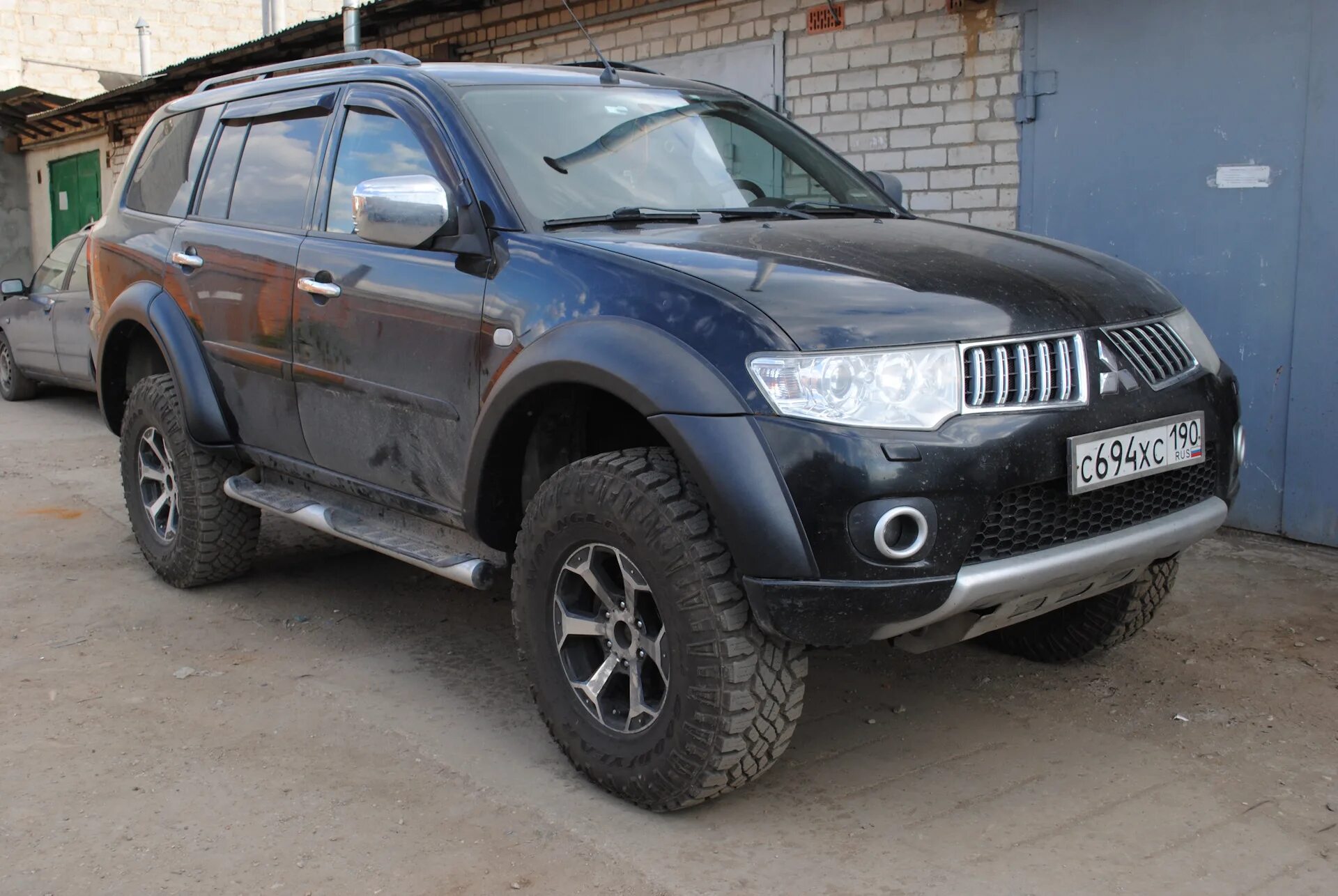 Mitsubishi Pajero l200. Mitsubishi l200 и Pajero Sport. Митсубиси л200 на грязевой резине. Pajero 4 и l200. Расширители паджеро 2